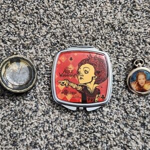 Red Queen Compact Mirror And Alice In Wonderland Pin Set